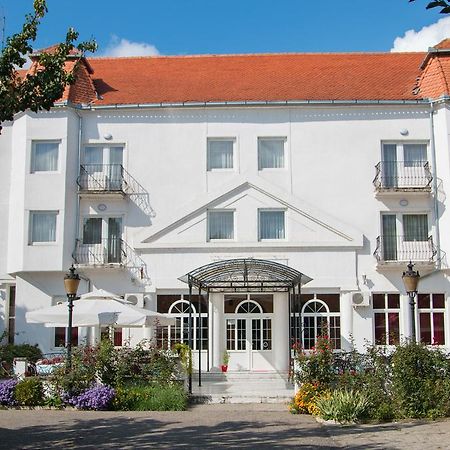 Beli Dvor Hotel Сомбор Екстериор снимка