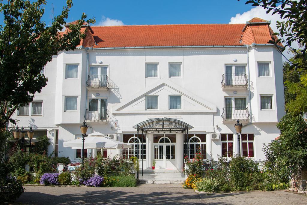 Beli Dvor Hotel Сомбор Екстериор снимка