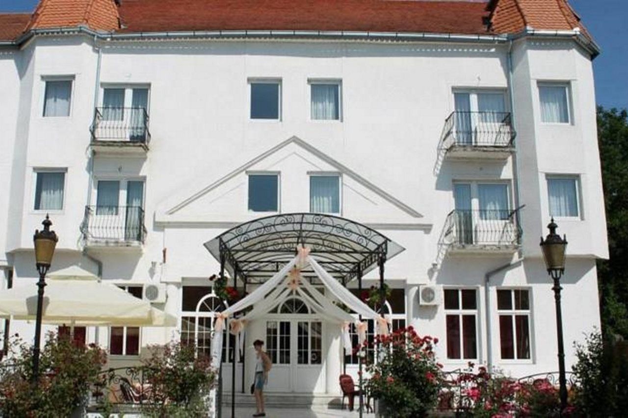 Beli Dvor Hotel Сомбор Екстериор снимка